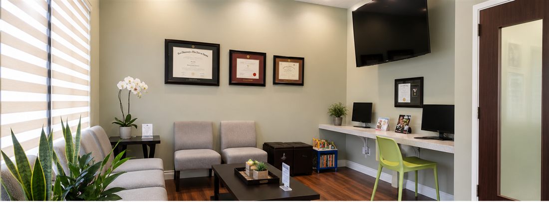 Comfortable waiting room at Noa Dental Valencia